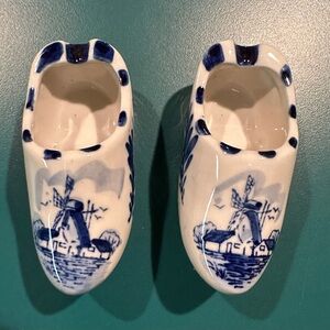 Vintage Delft Blue clogs